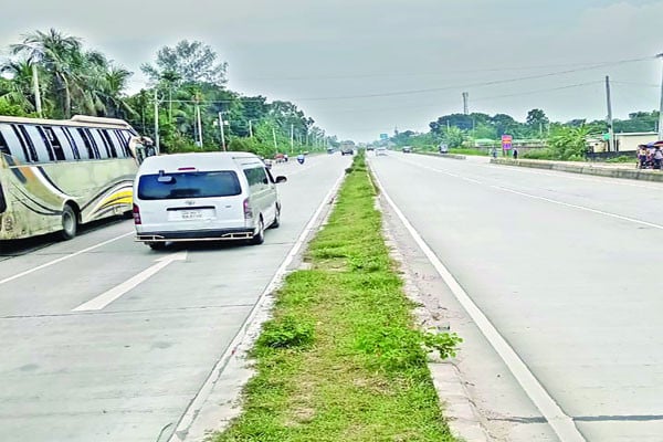 খা খা করছে সড়ক দ্বীপ
