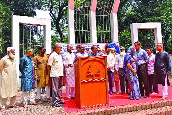 বোরকা পরে পালানোর রাজনীতি করতে চাই না