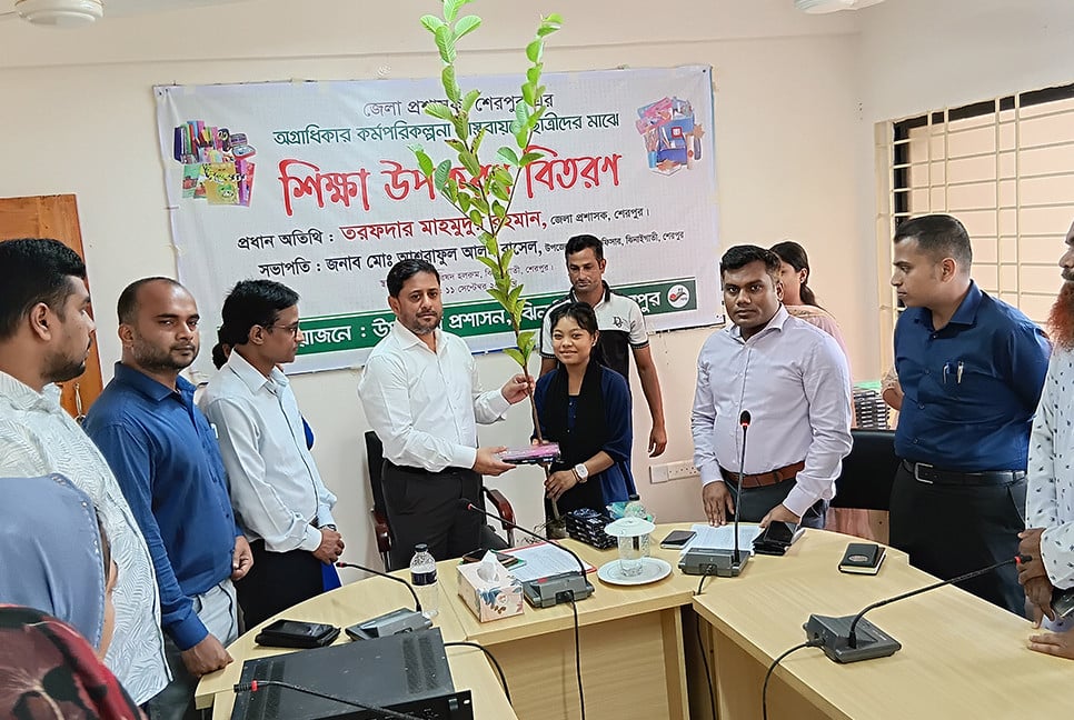 ঝিনাইগাতীতে শিক্ষা উপকরণ বিতরণ