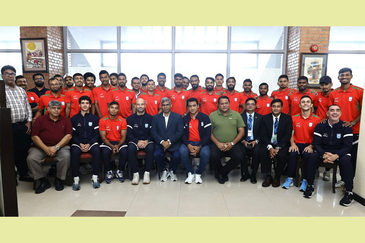 বিমানবাহিনীর বিশেষ ফ্লাইটে দেশে ফিরলো জাতীয় ফুটবল দল