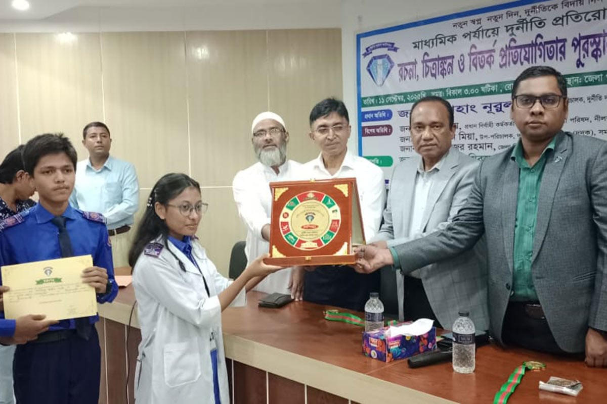 নীলফামারীতে দুর্নীতি প্রতিরোধ প্রতিযোগিতায় পুরস্কৃত ১৫ শিক্ষার্থী