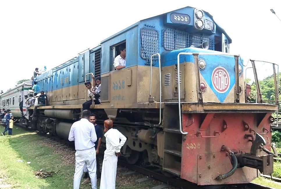 ব্রাহ্মণবাড়িয়ায় কালনী এক্সপ্রেসের কাপলিং হুক ভেঙে ৩ বগি বিচ্ছিন্ন