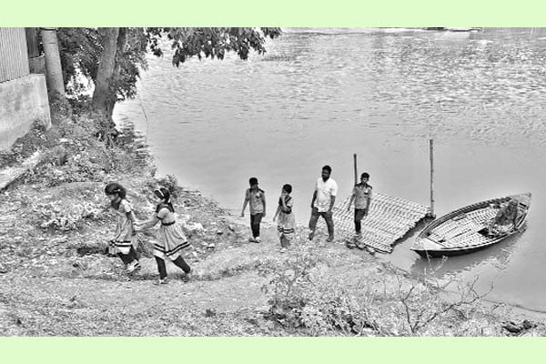 সেতুর অভাবে ভোগান্তি