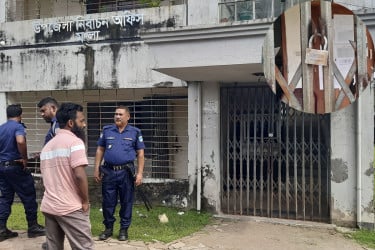 সংসদীয় আসন বিলুপ্তির প্রতিবাদে মোংলায় সরকারী অফিসে তালা
