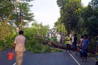ভাঙ্গায় তৃতীয় দিনের আন্দোলনে স্থবির সড়ক ও রেলপথ