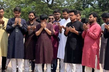 একাত্তর ও চব্বিশের শহীদদের প্রতি ডাকসুর বিজয়ীদের শ্রদ্ধা