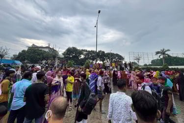 কুড়িলে পোশাক শ্রমিকদের সড়ক অবরোধ, তীব্র যানজট