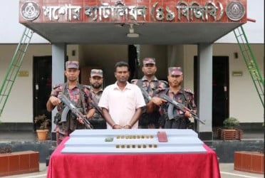 যশোরে ১৭ স্বর্ণবারসহ যুবক আটক