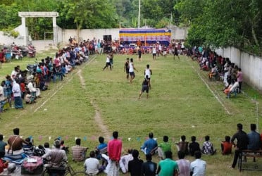 কুষ্টিয়ায় ঐতিহ্যবাহী গাদন খেলা দেখতে মানুষের ভিড়