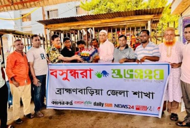 অন্ধ ও কিশোর ভ্রাম্যমাণ বিক্রেতার পাশে বসুন্ধরা শুভসংঘ