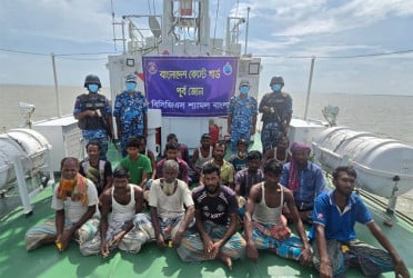 গভীর সাগরে ভাসতে থাকা ১৭ জেলে উদ্ধার