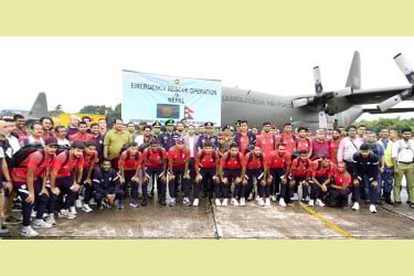 বিমানবাহিনীর বিশেষ ফ্লাইটে দেশে ফিরলো জাতীয় ফুটবল দল