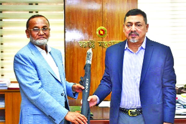 পুলিশ বাহিনীকে ১ হাজার ছাতা উপহার দিয়েছে ইলেক্ট্রো মার্ট গ্রুপ