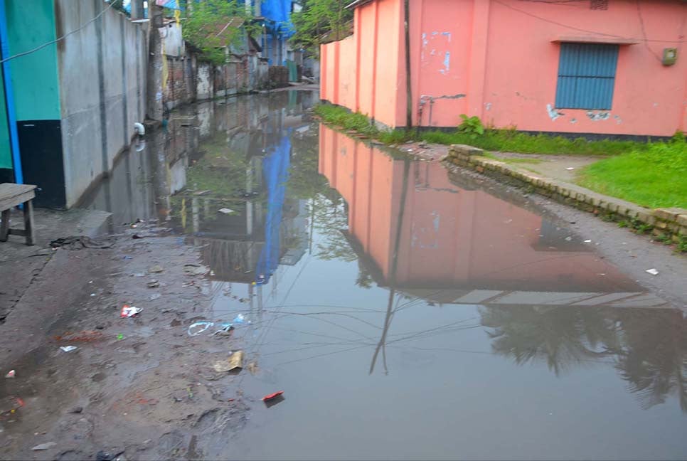খানাখন্দে ভরা বগুড়া পৌরসভা সড়ক