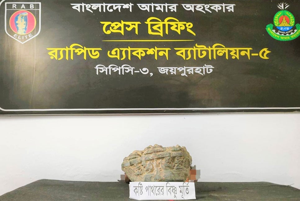 নওগাঁয় বিষ্ণুমূর্তি উদ্ধার