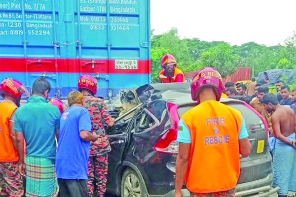 কাভার্ড ভ্যানে ধাক্কা প্রাইভেট কারের, বাবা-মেয়ে নিহত