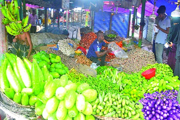 কাঁচাপণ্যের দাম চড়া, ভিড় নেই বাজারে