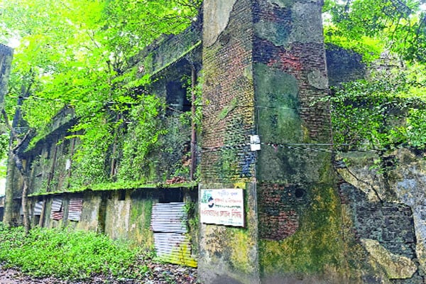 পাহাড়চূড়ায় দাঁড়িয়ে পর্তুগিজ রহস্যভবন