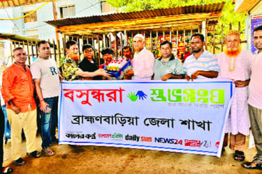 অন্ধ ও কিশোর ভ্রাম্যমাণ বিক্রেতার পাশে বসুন্ধরা শুভসংঘ