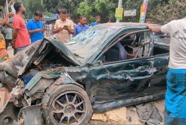 সিরাজগঞ্জে প্রাইভেট কার নিয়ন্ত্রণ হারিয়ে দোকানে ধাক্কা, নিহত ১