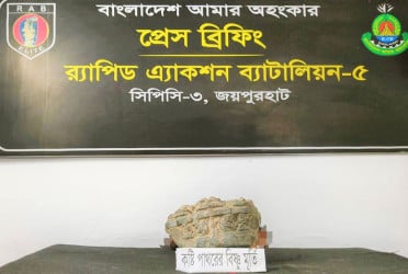 নওগাঁয় বিষ্ণুমূর্তি উদ্ধার