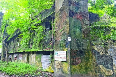 পাহাড়চূড়ায় দাঁড়িয়ে পর্তুগিজ রহস্যভবন
