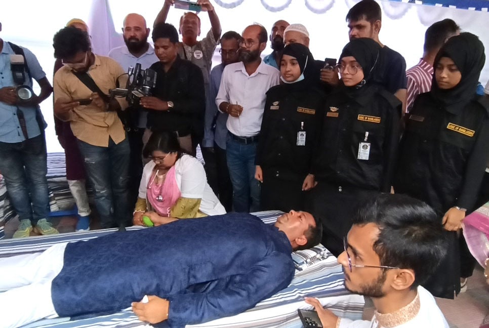 নারায়ণগঞ্জে ডিসির স্বেচ্ছায় রক্তদানের মধ্য দিয়ে ‘তারুণ্যের উৎসব’ উদ্বোধন