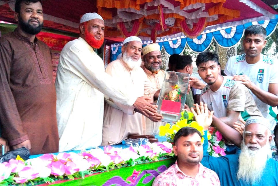 সোহেল ফুটবল টুর্নামেন্টে নুনগোলা ভেন্যুর চ্যাম্পিয়ন গোকুল ইউনিয়ন