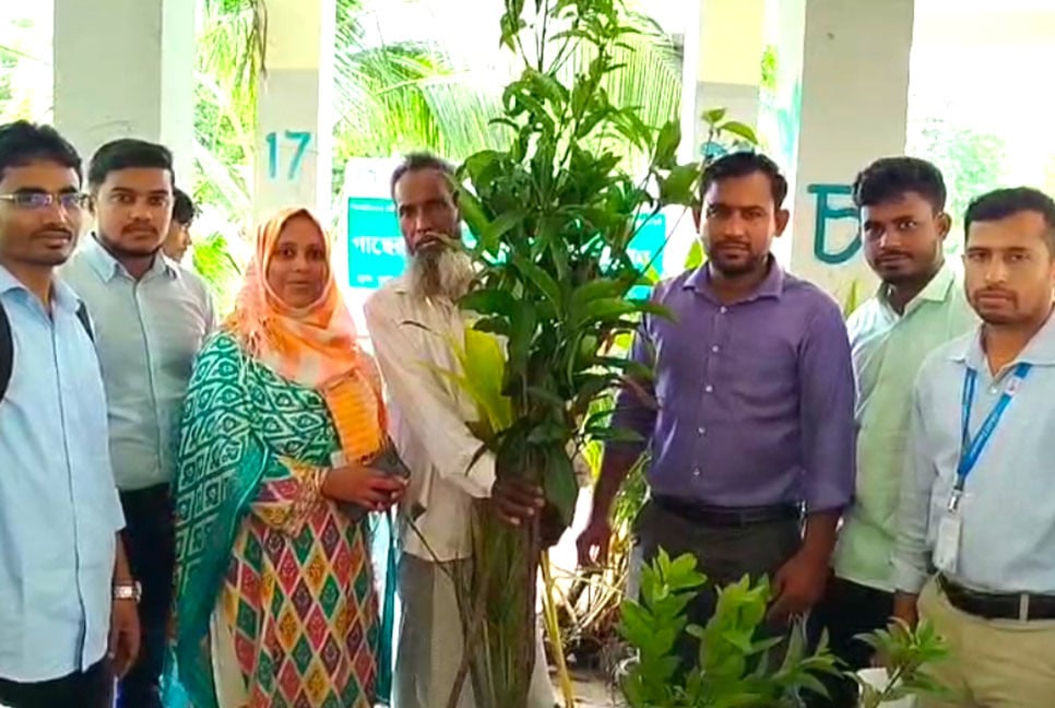 কুতুবদিয়ায় জলবায়ুর ঝুঁকিতে থাকা পরিবারে চারাগাছ বিতরণ