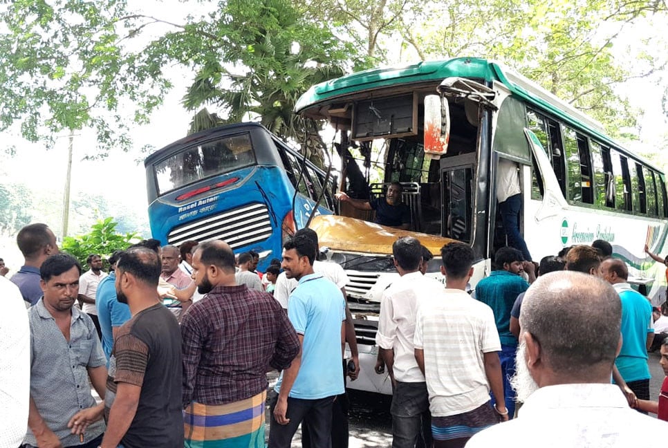 ঢাকা-বরিশাল মহাসড়কে দুই বাসের মুখোমুখি সংঘর্ষে আহত ১৫