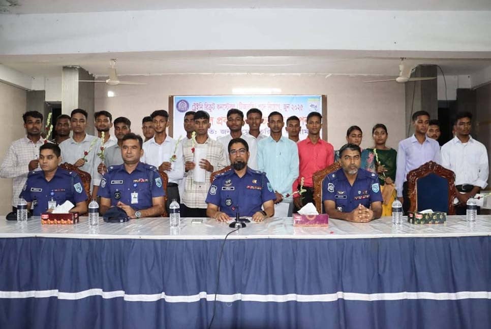 লালমনিরহাটে কনস্টেবল পদে চাকরি পেলেন ১৭ জন তরুণ-তরুণী