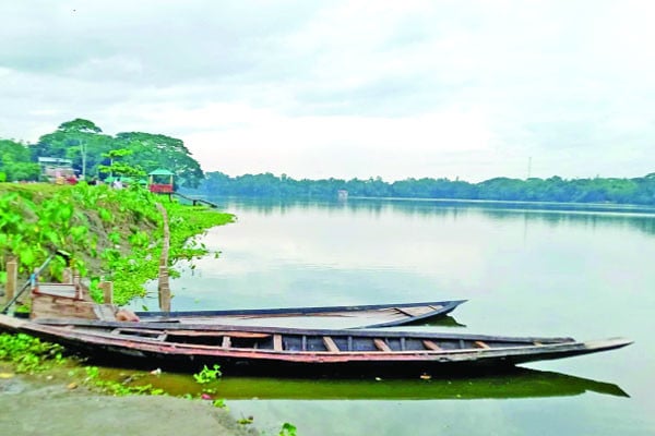 চমকপ্রদ উপাখ্যান জড়ানো সাগরদিঘি