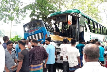 ঢাকা-বরিশাল মহাসড়কে দুই বাসের মুখোমুখি সংঘর্ষে আহত ১৫