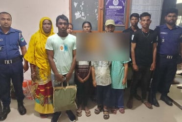 ভারতে আটক ১০ বাংলাদেশিকে সাতক্ষীরা সীমান্তে বিজিবির কাছে হস্তান্তর