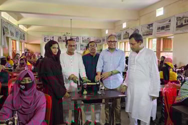 বসুন্ধরা শুভসংঘের উদ্যোগে পাবনায় ১০০ নারী পেলেন সেলাই মেশিন