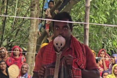 কুষ্টিয়ায় গ্রাম বাংলার ঐতিহ্যবাহী ঝাপান খেলার আয়োজন