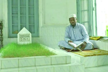 ৯৮ বছর কবরের পাশে টানা কোরআন তেলাওয়াত