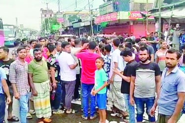 বকেয়া বেতনের দাবিতে মহাসড়ক অবরোধ, সংঘর্ষ