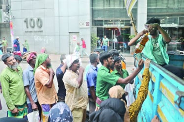 টিসিবির পণ্যের ওপর নির্ভরশীল নিম্ন আয়ের মানুষ