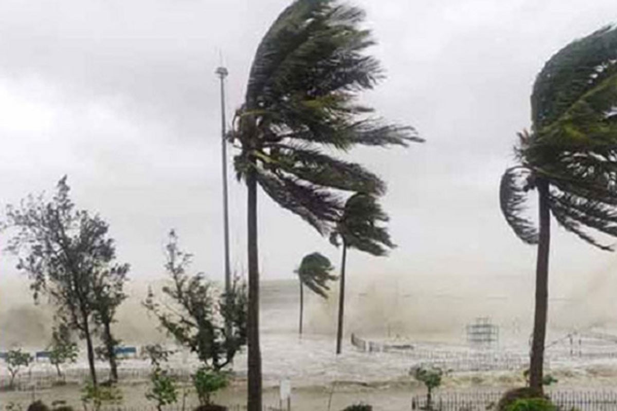 দুপুরের মধ্যে ১৪ জেলায় ৬০ কিমি বেগে ঝড়বৃষ্টির শঙ্কা