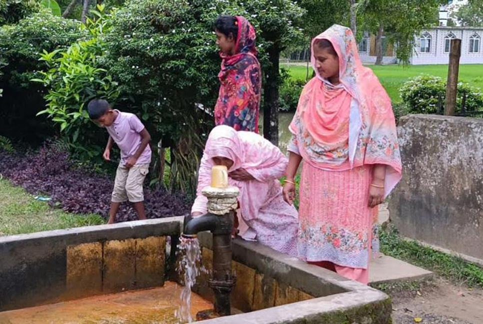 হাতল চাপা ছাড়াই ১৭ বছর ধরে মাজারের নলকূপে পানি প্রবাহ