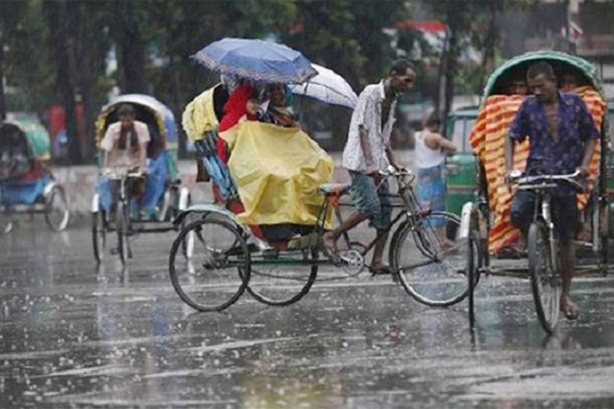 রাজধানীতে বৃষ্টিতে যানজটে ভোগান্তি
