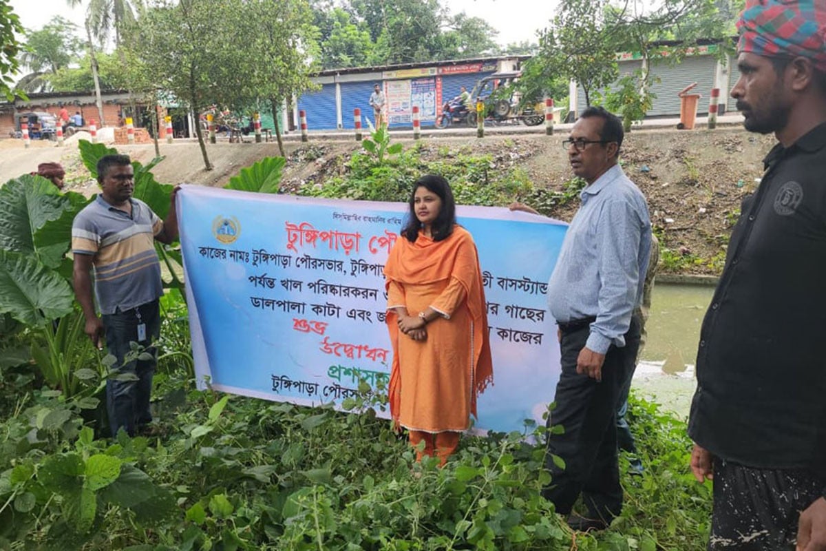 টুঙ্গিপাড়ায় খাল ও রাস্তার দুইপাশের জঙ্গল পরিষ্কারের উদ্যোগ