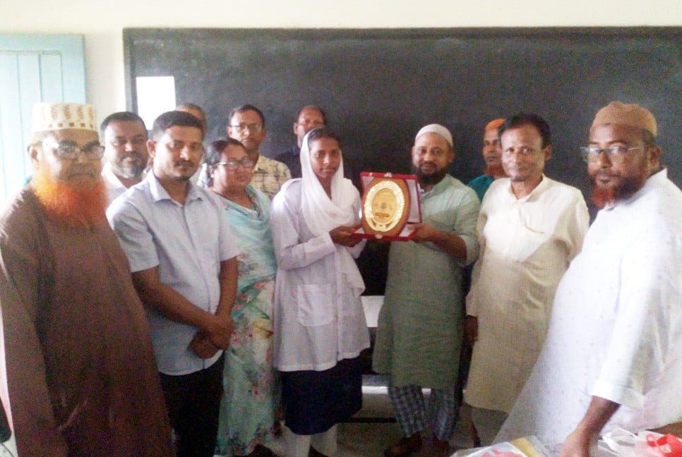 শিক্ষক-সহপাঠীর ভালোবাসায় সিক্ত সাফ জয়ী ফুটবলার শান্তি মার্ডি
