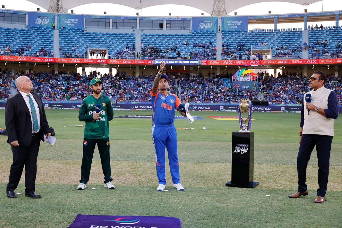 ভারতের বিপক্ষে টস জিতে ব্যাটিংয়ে পাকিস্তান