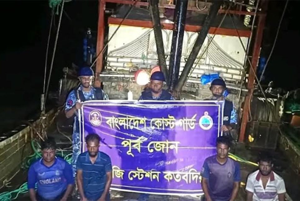 কুতুবদিয়ায় ৪ জেলে আটক