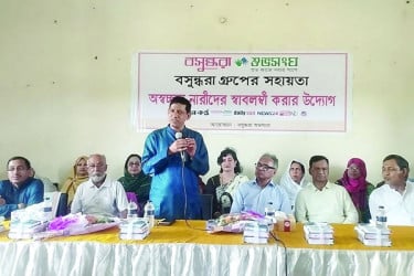 বসুন্ধরা শুভসংঘের উদ্যোগে সেলাই মেশিন পেলেন ১০০ অসচ্ছল নারী