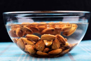 সকালে পানিতে ভেজানো কাঠবাদাম খাওয়ার উপকারিতা