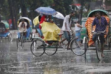 রাজধানীতে বৃষ্টিতে যানজটে ভোগান্তি