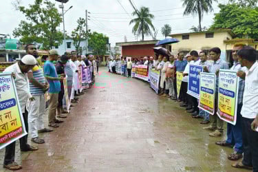 কুষ্টিয়ার চরসাদিপুরকে পাবনার সঙ্গে সংযুক্ত না করার দাবিতে মানববন্ধন